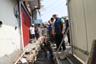 Wali Kota Jakarta Timur, M. Anwar (jaket biru) monitoring perbaikan konstruksi jalan dan saluran penghubung (Phb) yang mengalami abrasi di kawasan Kelurahan Cakung Timur, Kecamatan Cakung, pada Jumat (26/7/2024) siang. Foto: Ist