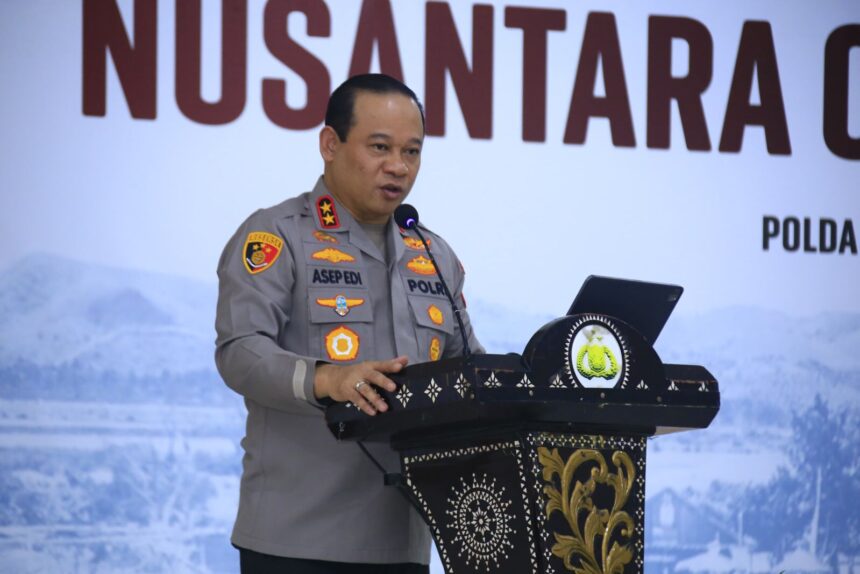 Kepala Operasi Nusantara Cooling System (Kaops) Polri, Irjen Pol Asep Edi Suheri saat memberikan arahan kepada 400 personil Polda NTB dan jajaran Polres melalui luring dan daring di Aula Sasana Dharma Mapolda Nusa Tenggara Barat (NTB) pada Kamis (25/7/2024). Foto: Ist