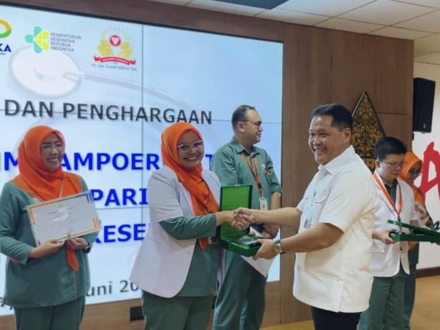 Direktur PT. Nayaka Era Husada, Tri Candra Kartika menyerahkan Sertifikat Akreditasi Paripurna kepada penanggungjawab Klinik disaksikan manajemen PT HM Sampoerna