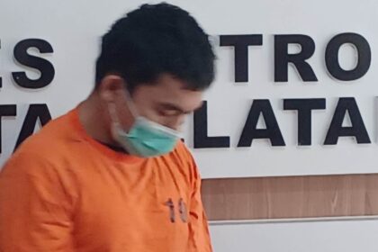 KAS, 20, pelaku penganiayaan tertunduk lesu saat digelandang dari indekosnya di unit apartemen di Lenteng Agung, Jagakarsa, oleh jajaran Polres Metro Jakarta Selatan, pada Kamis (25/7/2024) siang. Foto: Joesvicar Iqbal/ipol.id