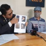 Pengacara MRR, Muhamad Normansyah (kiri) mendampingi Paman MRR, Yusman (kanan) menunjukkan bukti adanya penyiksaan dialami kliennya. Foto: Joesvicar Iqbal/ipol.id