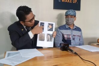 Pengacara MRR, Muhamad Normansyah (kiri) mendampingi Paman MRR, Yusman (kanan) menunjukkan bukti adanya penyiksaan dialami kliennya. Foto: Joesvicar Iqbal/ipol.id