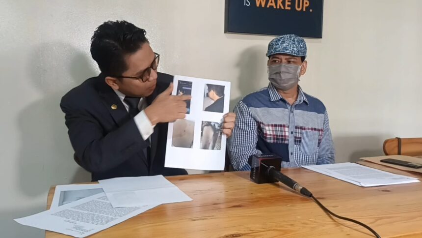 Pengacara MRR, Muhamad Normansyah (kiri) mendampingi Paman MRR, Yusman (kanan) menunjukkan bukti adanya penyiksaan dialami kliennya. Foto: Joesvicar Iqbal/ipol.id