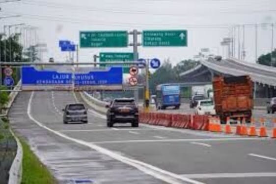 Kondisi arus lalu lintas kendaraan roda empat lancar di jalan tol. Foto: Dok/ipol.id