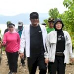 Pj Gubenur Sulbar, Bahtiar Baharuddin saat melakukan hiking Gunung Bulatakkang.(foto dok pemprov Sulbar)