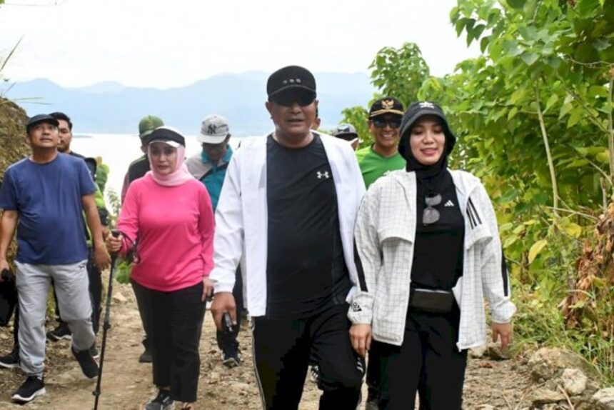 Pj Gubenur Sulbar, Bahtiar Baharuddin saat melakukan hiking Gunung Bulatakkang.(foto dok pemprov Sulbar)