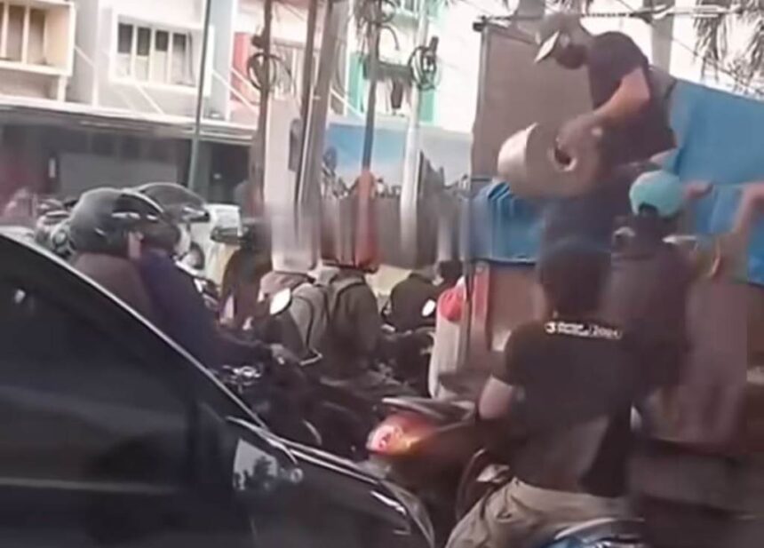 Aksi kawanan bajing loncat mencuri besi gulungan terekam kamera pengendara di Jalan Raya Bekasi, Cakung, Jakarta Timur, pada Selasa (2/7/2024) siang. Foto: Tangkapan layar Instagram @jakarta.ku