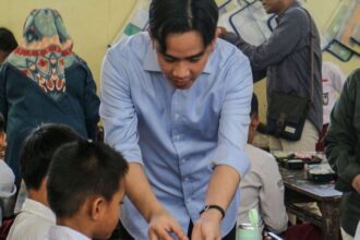 Gibran Rakabuming Raka mengunjungi SDN Sentul 02 dan 03, Desa Sentul, Babakan Madang, Kabuypaten Bogor untuk uji coba Makan Bergizi Gratis. Foto: IG, @jktinfo