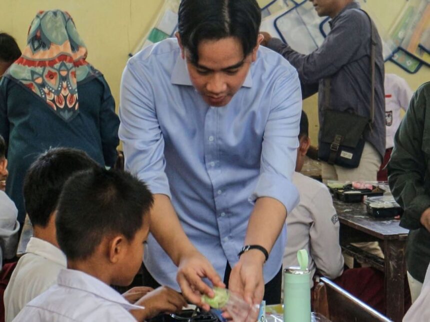 Gibran Rakabuming Raka mengunjungi SDN Sentul 02 dan 03, Desa Sentul, Babakan Madang, Kabuypaten Bogor untuk uji coba Makan Bergizi Gratis. Foto: IG, @jktinfo