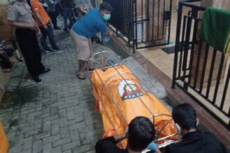 Evakuasi jasad perempuan paruh baya yang ditemukan membusuk di indekos Jalan Masjid Nurul Hidayah, Kelurahan/Kecamatan Cipayung, Jakarta Timur. Foto: Joesvicar Iqbal/ipol.id