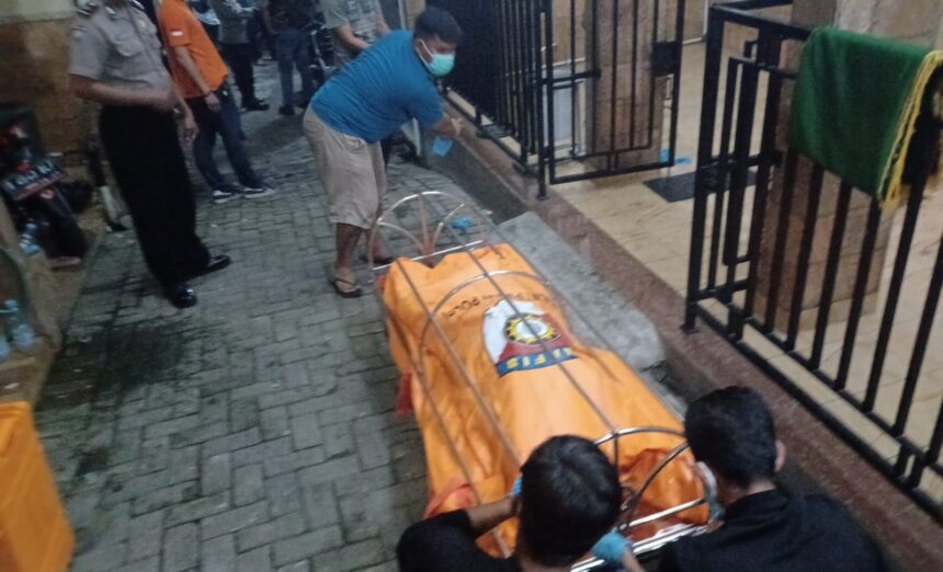 Evakuasi jasad perempuan paruh baya yang ditemukan membusuk di indekos Jalan Masjid Nurul Hidayah, Kelurahan/Kecamatan Cipayung, Jakarta Timur. Foto: Joesvicar Iqbal/ipol.id