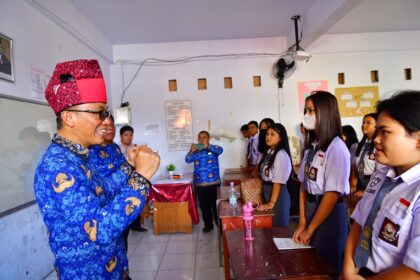 Pj Gubernur Sulsel saat mengunjungi SMAN 5 Gorontalo. Foto: Dok Humas