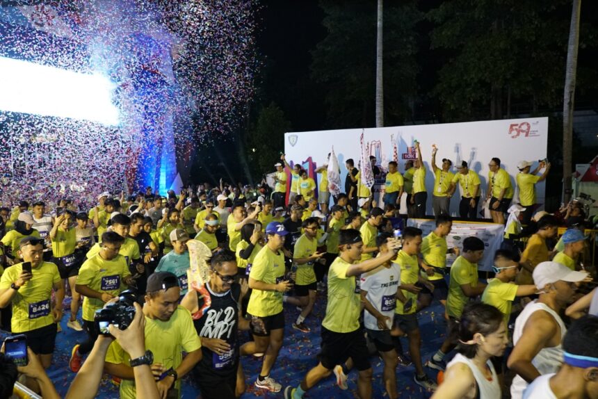 Dewan Komisaris dan Jajaran Direksi Telkom melepas peserta Digiland Run 2024 di Plaza Barat Gelora Bung Karno (GBK), Minggu (28/7/2024). Foto: Telkom Indonesia