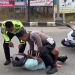 Pengendara motor diamankan karena tabrak polisi. Foto: instagram @berauterkini