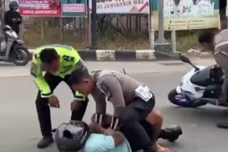 Pengendara motor diamankan karena tabrak polisi. Foto: instagram @berauterkini