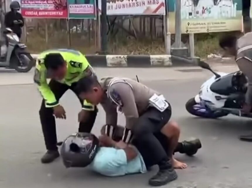 Pengendara motor diamankan karena tabrak polisi. Foto: instagram @berauterkini