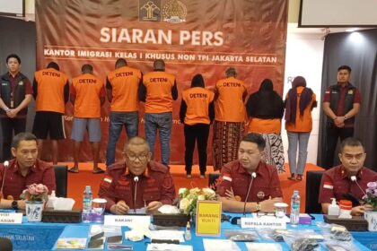 Kepala Kantor Wilayah Kementerian Hukum dan HAM (Kakanwil Kemenkumham) DKI Jakarta, R. Andika Dwi Prasetya bersama Kepala Kantor Imigrasi Jakarta Selatan, Johanes Fanny didampingi Kepala Divisi Keimigrasian, Wahyu Eka (pojok kiri) dan Kepala Bidang Inteldakim, Sukri Martin (pojok kanan) dalam ungkap kasus penyalahgunaan dokumen izin tinggal dan produksi uang palsu pecahan 100 dollar Amerika melibatkan delapan Warga Negara Asing di Kantor Imigrasi Kelas 1 Non TPI Jakarta Selatan, Jumat (5/7/2024). Foto: Joesvicar Iqbal/ipol.id