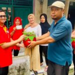 Branch Manager Alfamart, Eri Prihartanto dan jajaran bersama Kelompok Wanita Tani (KWT) Tri Puspasari mengajak warga dalam kegiatan Penghijauan Budidaya Bayam Brazil di lingkungan RT 08 RW 02, Kelurahan Ulujami, Kecamatan Pesanggrahan, Jakarta Selatan, Kamis (25/7/2024). Foto: Ist