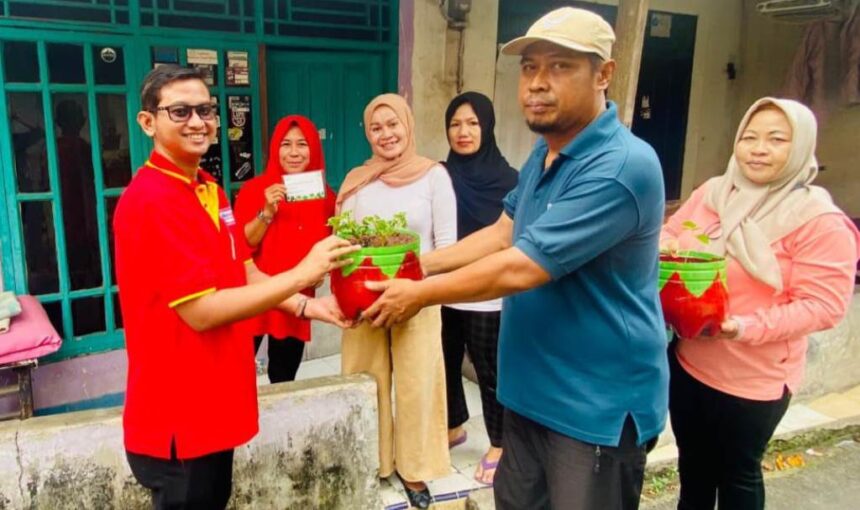 Branch Manager Alfamart, Eri Prihartanto dan jajaran bersama Kelompok Wanita Tani (KWT) Tri Puspasari mengajak warga dalam kegiatan Penghijauan Budidaya Bayam Brazil di lingkungan RT 08 RW 02, Kelurahan Ulujami, Kecamatan Pesanggrahan, Jakarta Selatan, Kamis (25/7/2024). Foto: Ist