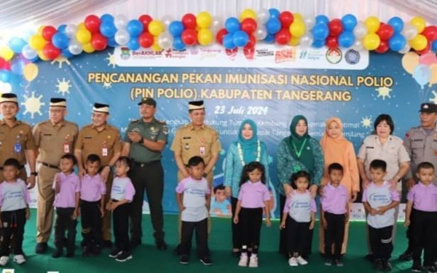 Hari Anak Nasional, Pemerintah Kabupaten (Pemkab) Tangerang mengadakan vaksinasi di PIN Polio di Desa Cikande, Kecamatan Jayanti, Kabupaten Tangerang. Foto: IG, @officialdinkes