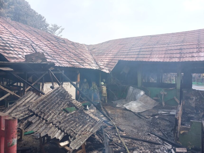 Sejumlah petugas Suku Dinas Penanggulangan Kebakaran dan Penyelamatan (Sudin Gulkarmat) Jakarta Timur berhasil memadamkan api dan proses pendinginan dilakukan di SDN 01 Pondok Bambu, Duren Sawit, yang terbakar pada Selasa (23/7/2024). Foto: Joesvicar Iqbal/ipol.id