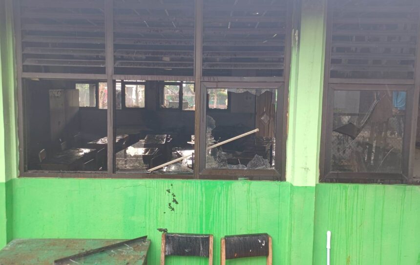 Kondisi Sekolah Dasar Negeri (SDN) Pondok Bambu 01, Duren Sawit, Jakarta Timur, yang rusak parah, pasca kebakaran pada Rabu (24/7/2024). Foto: Joesvicar Iqbal/ipol.id