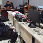 Oknum juru parkir saat diminta keterangan di kantor polisi. Foto: Instagram @memomedsos