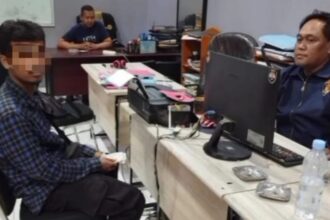 Oknum juru parkir saat diminta keterangan di kantor polisi. Foto: Instagram @memomedsos