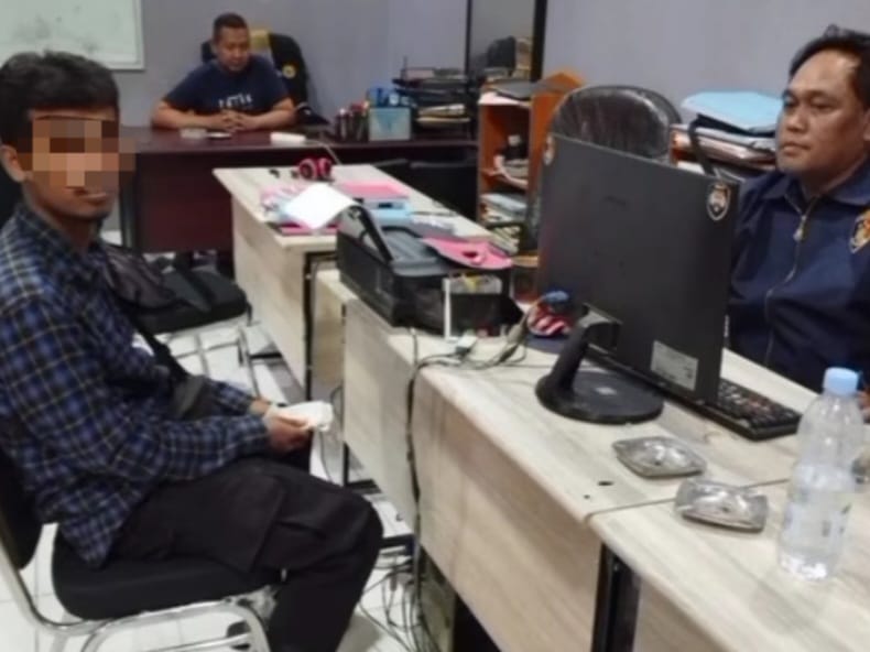 Oknum juru parkir saat diminta keterangan di kantor polisi. Foto: Instagram @memomedsos