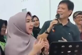 Kemesraan antara Bakal calon bupati (Bacabup) Tanggamus, Lampung, Dewi Handajani dengan mantan suaminya Bambang Kurniawan viral di media sosial, pada Selasa (30/7/2024). Foto: Tangkapan layar akun Eva Laoz di Facebook Persatuan Orang Tanggamus Lampung (Portal)