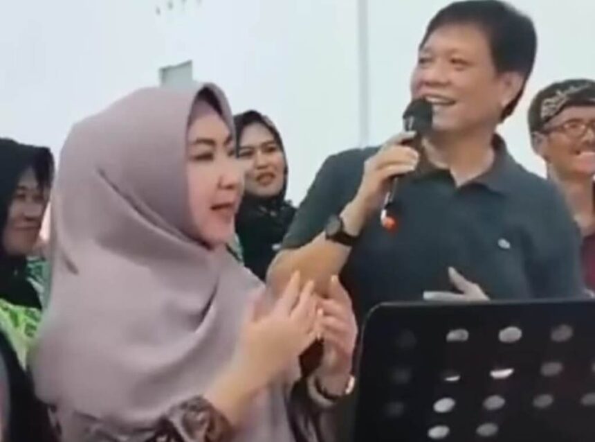 Kemesraan antara Bakal calon bupati (Bacabup) Tanggamus, Lampung, Dewi Handajani dengan mantan suaminya Bambang Kurniawan viral di media sosial, pada Selasa (30/7/2024). Foto: Tangkapan layar akun Eva Laoz di Facebook Persatuan Orang Tanggamus Lampung (Portal)