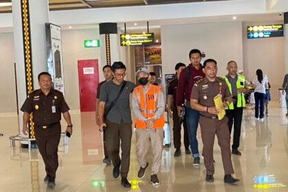 Tim Tangkap Buronan (Tabur) Kejaksaan Tinggi Nusa Tenggara Timur (Kejati NTT) saat menangkap Afrizal alias Unyil, di Bandar Udara Komodo Labuan Bajo Manggarai Barat, Selasa (9/7/2024) sekitar pukul 09.00 WITA. Foto: Seksi Penkum Kejati NTT