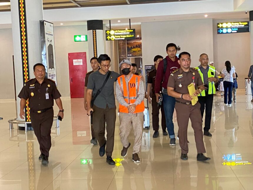 Tim Tangkap Buronan (Tabur) Kejaksaan Tinggi Nusa Tenggara Timur (Kejati NTT) saat menangkap Afrizal alias Unyil, di Bandar Udara Komodo Labuan Bajo Manggarai Barat, Selasa (9/7/2024) sekitar pukul 09.00 WITA. Foto: Seksi Penkum Kejati NTT