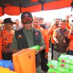 Kepala Badan Nasional Penanggulangan Bencana (BNPB), Letjen TNI Suharyanto (kemeja hijau lengan pendek dan rompi hijau) bersama Pj Gubernur Jawa Timur meninjau kesiapan BPBD se-Jawa Timur dan peralatan kebencanaan pada kegiatan Gelar Peralatan Penanggulangan Bencana di Pantai Boom Kabupaten Banyuwangi, Provinsi Jawa Timur, Minggu (14/7/2024). Foto: Ist