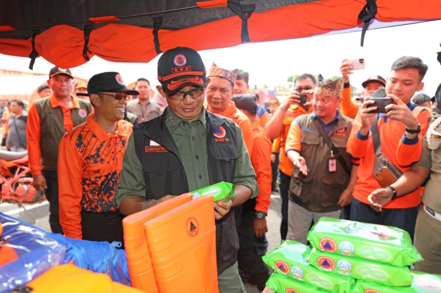 Kepala Badan Nasional Penanggulangan Bencana (BNPB), Letjen TNI Suharyanto (kemeja hijau lengan pendek dan rompi hijau) bersama Pj Gubernur Jawa Timur meninjau kesiapan BPBD se-Jawa Timur dan peralatan kebencanaan pada kegiatan Gelar Peralatan Penanggulangan Bencana di Pantai Boom Kabupaten Banyuwangi, Provinsi Jawa Timur, Minggu (14/7/2024). Foto: Ist