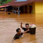 Kondisi Desa Lilief Waibulan, Kecamatan Weda Tengah, Kabupaten Halmahera Tengah, Maluku Utara, terendam banjir pada Minggu (21/7/2024). Foto: BPBD Kab. Halmahera Tengah