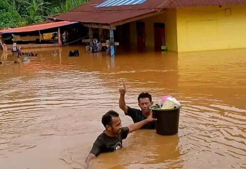 Kondisi Desa Lilief Waibulan, Kecamatan Weda Tengah, Kabupaten Halmahera Tengah, Maluku Utara, terendam banjir pada Minggu (21/7/2024). Foto: BPBD Kab. Halmahera Tengah