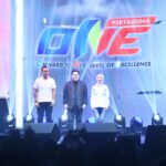 Menteri BUMN Erick Thohir, Komisaris Utama Pertamina Simon Aloysius Mantiri dan Direktur Utama Pertamina Nicke Widyawati berfoto bersama pada acara Perayaan 4 Tahun Pertamina AKHLAK Fest 2024 di Istora Senayan, Selasa (9/7/2024). Foto: Pertamina