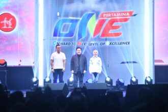 Menteri BUMN Erick Thohir, Komisaris Utama Pertamina Simon Aloysius Mantiri dan Direktur Utama Pertamina Nicke Widyawati berfoto bersama pada acara Perayaan 4 Tahun Pertamina AKHLAK Fest 2024 di Istora Senayan, Selasa (9/7/2024). Foto: Pertamina