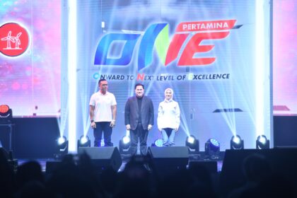 Menteri BUMN Erick Thohir, Komisaris Utama Pertamina Simon Aloysius Mantiri dan Direktur Utama Pertamina Nicke Widyawati berfoto bersama pada acara Perayaan 4 Tahun Pertamina AKHLAK Fest 2024 di Istora Senayan, Selasa (9/7/2024). Foto: Pertamina