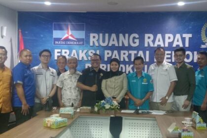 Forum Komunikasi Laskar Biru saat melakukan audiensi di fraksi Demokrat DPRD DKI Jakarta.(foto sofian/ipol.id)
