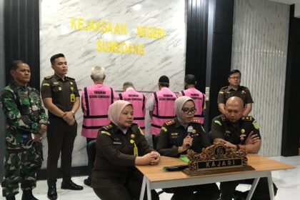 Kajari Sumedang, Yunita Sari (tengah) beserta jajarannya dalam jumpa pers di kantornya Selasa (2/7/2024). Foto: Dok Kejari Sumedang