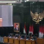 Kursi Ketua DPRD DKI Jakarta, Prasetio Edi Marsudi kembali kosong saat paripurna dengan Pj Gubernur DKI, Heru Budi.(foto sofian/ipol.id)