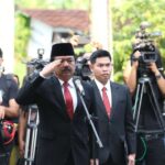 Menteri Koordinator Bidang Politik, Hukum dan Keamanan (Menko Polhukam) Marsekal TNI (Purn) Hadi Tjahjanto saat menjadi Inspektur Upacara pemakaman secara militer mantan Wakil Presiden ke-9 Republik Indonesia, Hamzah Haz, di pemakaman keluarga, Ciawi, Bogor, Rabu (24/7/2024). Foto: Humas Kemenko Polhukam