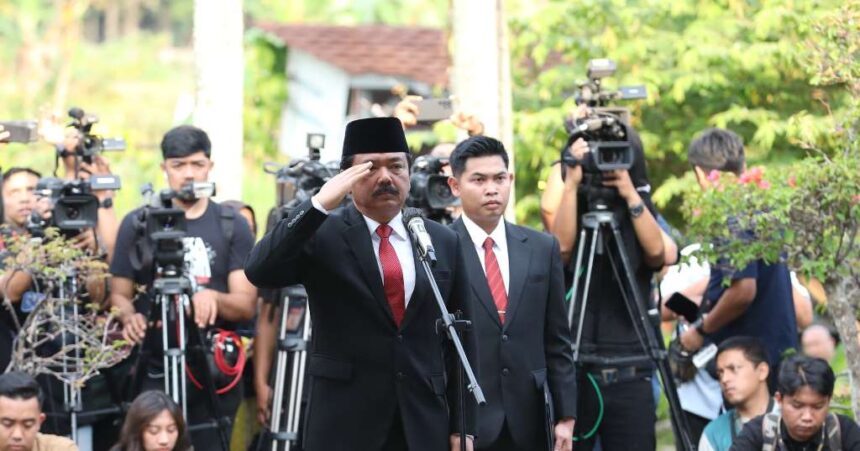 Menteri Koordinator Bidang Politik, Hukum dan Keamanan (Menko Polhukam) Marsekal TNI (Purn) Hadi Tjahjanto saat menjadi Inspektur Upacara pemakaman secara militer mantan Wakil Presiden ke-9 Republik Indonesia, Hamzah Haz, di pemakaman keluarga, Ciawi, Bogor, Rabu (24/7/2024). Foto: Humas Kemenko Polhukam