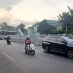 Kondisi arus lalu lintas kendaraan bermotor roda dua dan empat di Jalan Matraman Raya, Matraman, Jakarta Timur, Selasa (2/7/2024) sore, ramai dan lancar. Foto: Joesvicar Iqbal/ipol.id