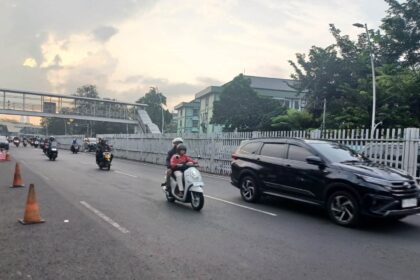 Kondisi arus lalu lintas kendaraan bermotor roda dua dan empat di Jalan Matraman Raya, Matraman, Jakarta Timur, Selasa (2/7/2024) sore, ramai dan lancar. Foto: Joesvicar Iqbal/ipol.id