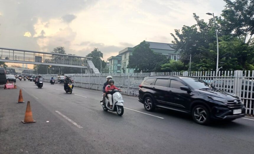 Kondisi arus lalu lintas kendaraan bermotor roda dua dan empat di Jalan Matraman Raya, Matraman, Jakarta Timur, Selasa (2/7/2024) sore, ramai dan lancar. Foto: Joesvicar Iqbal/ipol.id