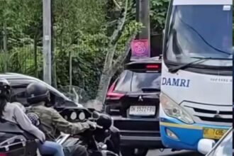 Momen pengendara moge lawan arah dan marah ke sopir bus Damri lantaran terhalang. Foto: IG, @memo_medsos