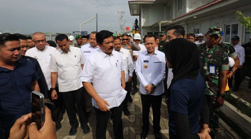 Menteri Koordinator Bidang Politik, Hukum, dan Keamanan Marsekal TNI (Purn) Hadi Tjahjanto saat meninjau Pembangunan Venue PON XIII 2024 di Sumatera Utara di sela rangkaian kunjungan kerjanya di Sumatera Utara, Rabu (10/7/2024). Foto: Humas Kemenko Polhukam